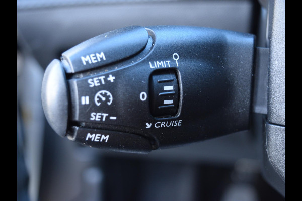 Peugeot 2008 1.2 PureTech Blue Lease Allure | 100 PK | NAVI | TREKHAAK | PARKEERSENSOREN MET CAMERA | CLIMATE CONTROL |