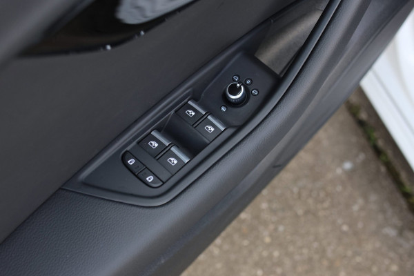 Audi A4 Avant 35 TFSI 3X S-Line *Led*Stoelverwarming*Ambienteverlichting*