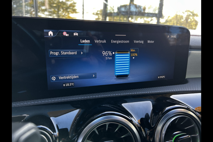 Mercedes-Benz CLA-Klasse 250e AMG // Panoramdadak // Keyless // Nightpakket // Camera // Carplay