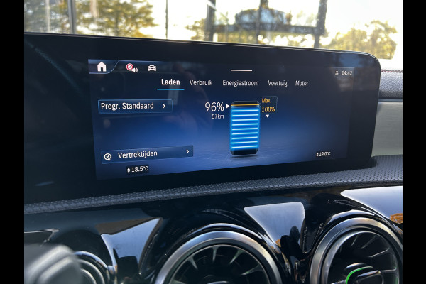 Mercedes-Benz CLA-Klasse 250e AMG // Panoramdadak // Keyless // Nightpakket // Camera // Carplay