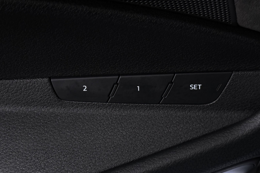 Audi e-tron 50 quattro S edition 71 kWh (PANORAMADAK, TREKHAAK, STOELVERWARMING, CAMERA, ELEKTR STOELEN)