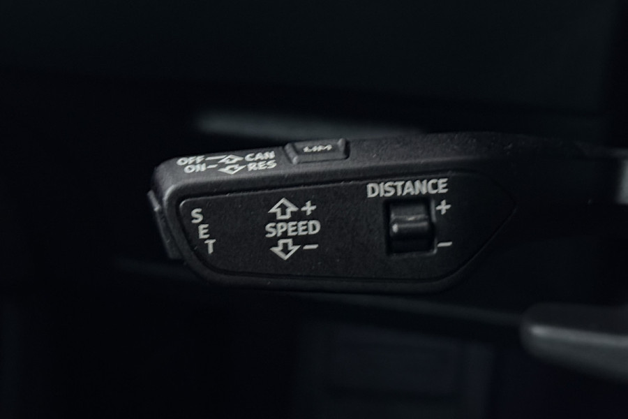 Audi e-tron 50 quattro S edition 71 kWh (PANORAMADAK, TREKHAAK, STOELVERWARMING, CAMERA, ELEKTR STOELEN)