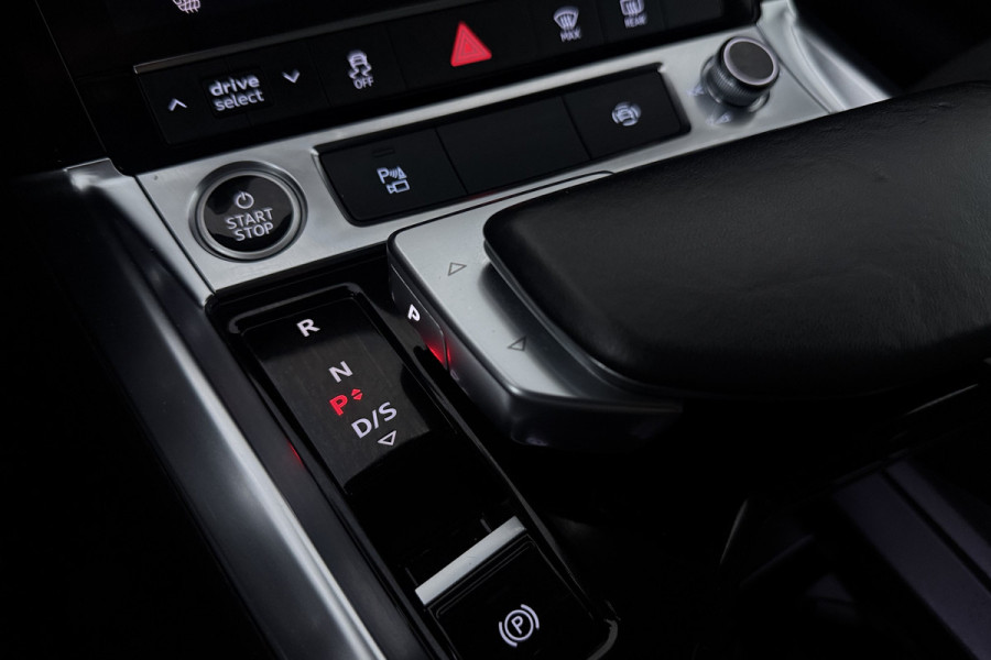 Audi e-tron 50 quattro S edition 71 kWh (PANORAMADAK, TREKHAAK, STOELVERWARMING, CAMERA, ELEKTR STOELEN)