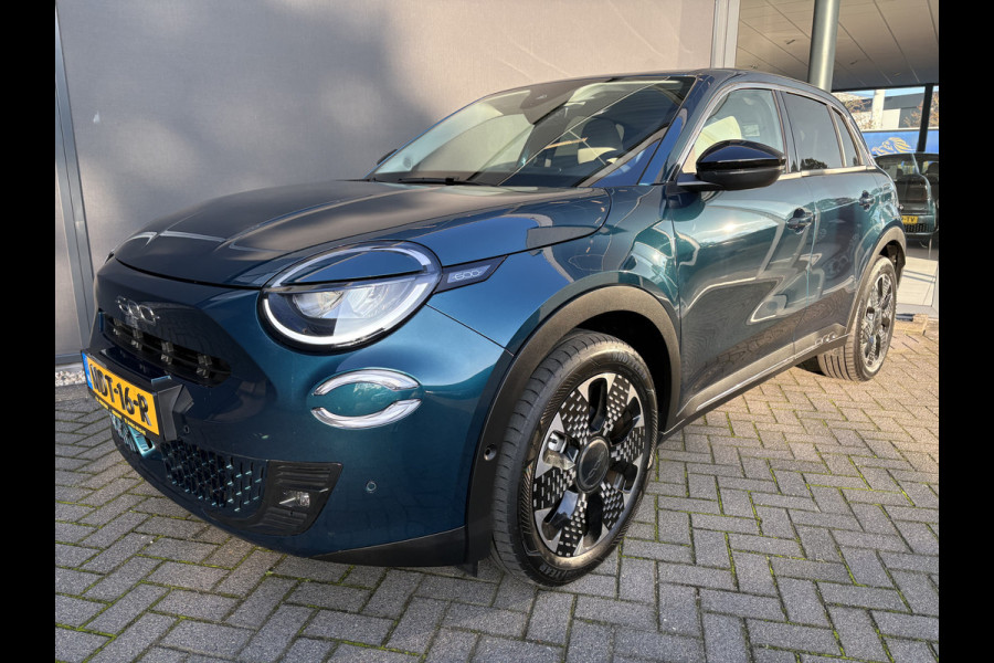 Fiat 600E La Prima 54 kWh Achteruitrijcamera - Apple carplay - Airco - Draadloze telefoonlader - Parkeersensoren - Navigatie - Licht metalen velgen 18 inch - Stoelverwarming - Voorstoelen met massagefunctie - Led verlichting - Mistlampen - Stuur multifunctioneel - Bluetooth - Cruise control - Dodehoekdetectie - Elektrische ramen - Extra getint glas achter - Keyless start/entry