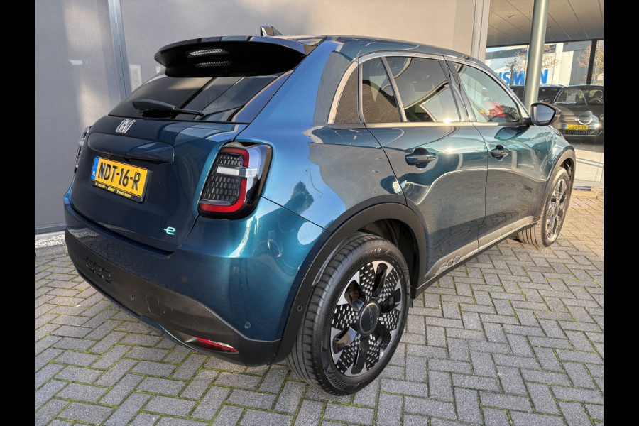 Fiat 600E La Prima 54 kWh Achteruitrijcamera - Apple carplay - Airco - Draadloze telefoonlader - Parkeersensoren - Navigatie - Licht metalen velgen 18 inch - Stoelverwarming - Voorstoelen met massagefunctie - Led verlichting - Mistlampen - Stuur multifunctioneel - Bluetooth - Cruise control - Dodehoekdetectie - Elektrische ramen - Extra getint glas achter - Keyless start/entry