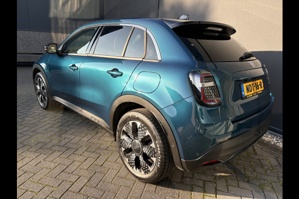 Fiat 600E La Prima 54 kWh Achteruitrijcamera - Apple carplay - Airco - Draadloze telefoonlader - Parkeersensoren - Navigatie - Licht metalen velgen 18 inch - Stoelverwarming - Voorstoelen met massagefunctie - Led verlichting - Mistlampen - Stuur multifunctioneel - Bluetooth - Cruise control - Dodehoekdetectie - Elektrische ramen - Extra getint glas achter - Keyless start/entry
