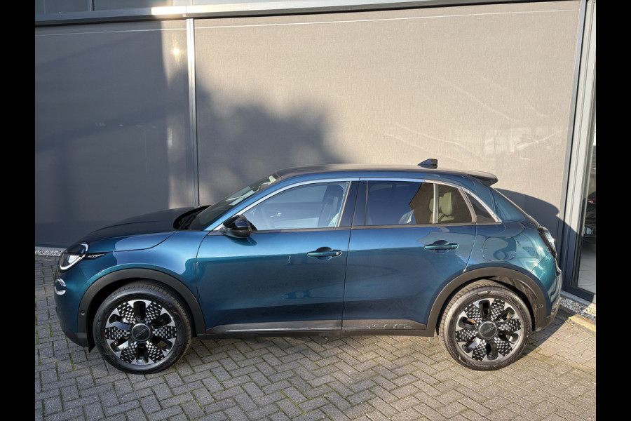 Fiat 600E La Prima 54 kWh Achteruitrijcamera - Apple carplay - Airco - Draadloze telefoonlader - Parkeersensoren - Navigatie - Licht metalen velgen 18 inch - Stoelverwarming - Voorstoelen met massagefunctie - Led verlichting - Mistlampen - Stuur multifunctioneel - Bluetooth - Cruise control - Dodehoekdetectie - Elektrische ramen - Extra getint glas achter - Keyless start/entry