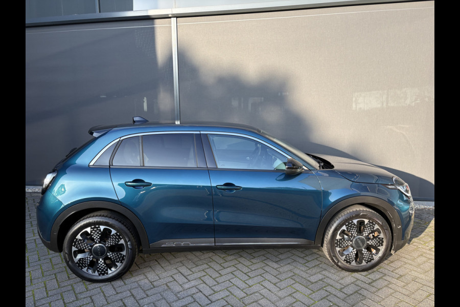 Fiat 600E La Prima 54 kWh Achteruitrijcamera - Apple carplay - Airco - Draadloze telefoonlader - Parkeersensoren - Navigatie - Licht metalen velgen 18 inch - Stoelverwarming - Voorstoelen met massagefunctie - Led verlichting - Mistlampen - Stuur multifunctioneel - Bluetooth - Cruise control - Dodehoekdetectie - Elektrische ramen - Extra getint glas achter - Keyless start/entry