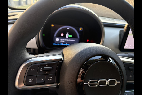 Fiat 600E La Prima 54 kWh Achteruitrijcamera - Apple carplay - Airco - Draadloze telefoonlader - Parkeersensoren - Navigatie - Licht metalen velgen 18 inch - Stoelverwarming - Voorstoelen met massagefunctie - Led verlichting - Mistlampen - Stuur multifunctioneel - Bluetooth - Cruise control - Dodehoekdetectie - Elektrische ramen - Extra getint glas achter - Keyless start/entry