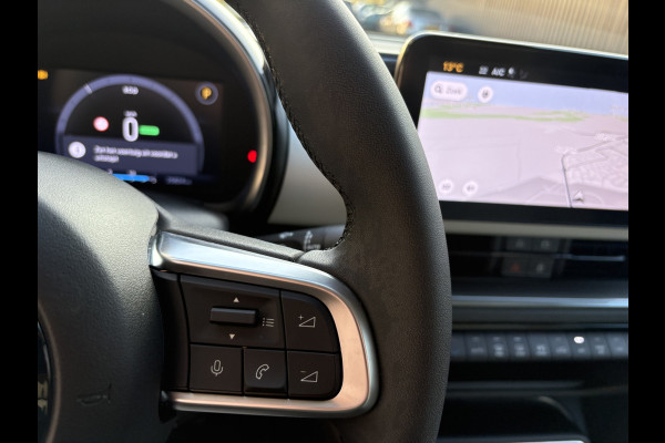 Fiat 600E La Prima 54 kWh Achteruitrijcamera - Apple carplay - Airco - Draadloze telefoonlader - Parkeersensoren - Navigatie - Licht metalen velgen 18 inch - Stoelverwarming - Voorstoelen met massagefunctie - Led verlichting - Mistlampen - Stuur multifunctioneel - Bluetooth - Cruise control - Dodehoekdetectie - Elektrische ramen - Extra getint glas achter - Keyless start/entry