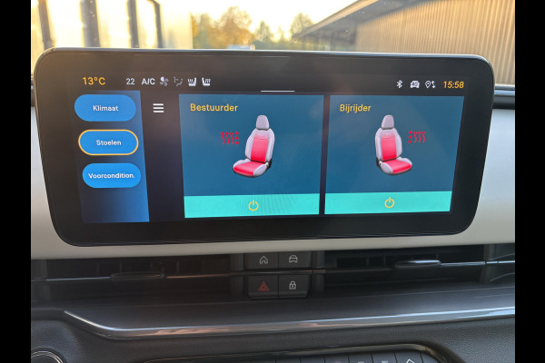 Fiat 600E La Prima 54 kWh Achteruitrijcamera - Apple carplay - Airco - Draadloze telefoonlader - Parkeersensoren - Navigatie - Licht metalen velgen 18 inch - Stoelverwarming - Voorstoelen met massagefunctie - Led verlichting - Mistlampen - Stuur multifunctioneel - Bluetooth - Cruise control - Dodehoekdetectie - Elektrische ramen - Extra getint glas achter - Keyless start/entry