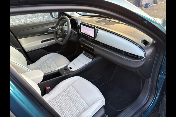 Fiat 600E La Prima 54 kWh Achteruitrijcamera - Apple carplay - Airco - Draadloze telefoonlader - Parkeersensoren - Navigatie - Licht metalen velgen 18 inch - Stoelverwarming - Voorstoelen met massagefunctie - Led verlichting - Mistlampen - Stuur multifunctioneel - Bluetooth - Cruise control - Dodehoekdetectie - Elektrische ramen - Extra getint glas achter - Keyless start/entry