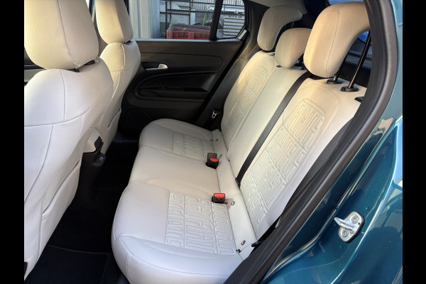 Fiat 600E La Prima 54 kWh Achteruitrijcamera - Apple carplay - Airco - Draadloze telefoonlader - Parkeersensoren - Navigatie - Licht metalen velgen 18 inch - Stoelverwarming - Voorstoelen met massagefunctie - Led verlichting - Mistlampen - Stuur multifunctioneel - Bluetooth - Cruise control - Dodehoekdetectie - Elektrische ramen - Extra getint glas achter - Keyless start/entry