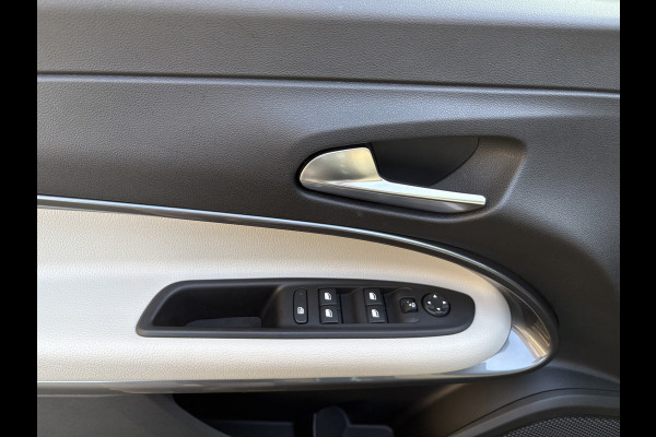 Fiat 600E La Prima 54 kWh Achteruitrijcamera - Apple carplay - Airco - Draadloze telefoonlader - Parkeersensoren - Navigatie - Licht metalen velgen 18 inch - Stoelverwarming - Voorstoelen met massagefunctie - Led verlichting - Mistlampen - Stuur multifunctioneel - Bluetooth - Cruise control - Dodehoekdetectie - Elektrische ramen - Extra getint glas achter - Keyless start/entry