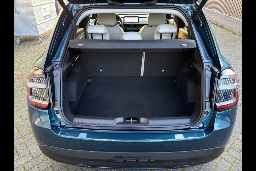 Fiat 600E La Prima 54 kWh Achteruitrijcamera - Apple carplay - Airco - Draadloze telefoonlader - Parkeersensoren - Navigatie - Licht metalen velgen 18 inch - Stoelverwarming - Voorstoelen met massagefunctie - Led verlichting - Mistlampen - Stuur multifunctioneel - Bluetooth - Cruise control - Dodehoekdetectie - Elektrische ramen - Extra getint glas achter - Keyless start/entry