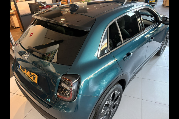 Fiat 600E La Prima 54 kWh Achteruitrijcamera - Apple carplay - Airco - Draadloze telefoonlader - Parkeersensoren - Navigatie - Licht metalen velgen 18 inch - Stoelverwarming - Voorstoelen met massagefunctie - Led verlichting - Mistlampen - Stuur multifunctioneel - Bluetooth - Cruise control - Dodehoekdetectie - Elektrische ramen - Extra getint glas achter - Keyless start/entry
