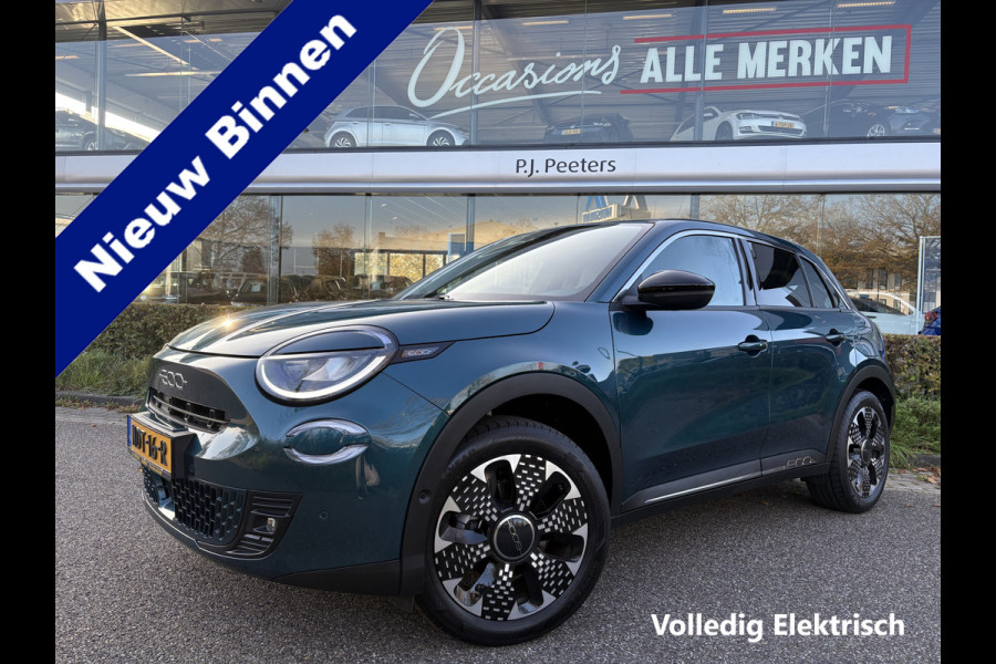 Fiat 600E La Prima 54 kWh Achteruitrijcamera - Apple carplay - Airco - Draadloze telefoonlader - Parkeersensoren - Navigatie - Licht metalen velgen 18 inch - Stoelverwarming - Voorstoelen met massagefunctie - Led verlichting - Mistlampen - Stuur multifunctioneel - Bluetooth - Cruise control - Dodehoekdetectie - Elektrische ramen - Extra getint glas achter - Keyless start/entry
