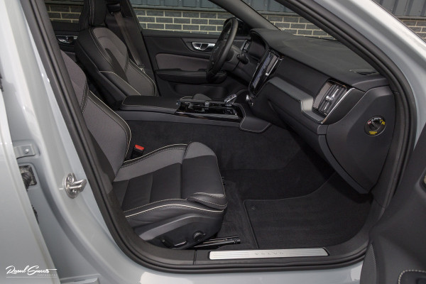 Volvo V60 2.0 T8 Plug-in hybrid AWD Plus Dark | Panoramadak | Adaptieve cruise | Harman Kardon | Memory | Blis |