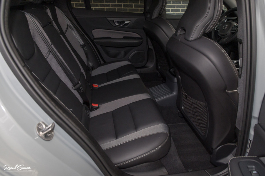 Volvo V60 2.0 T8 Plug-in hybrid AWD Plus Dark | Panoramadak | Adaptieve cruise | Harman Kardon | Memory | Blis |