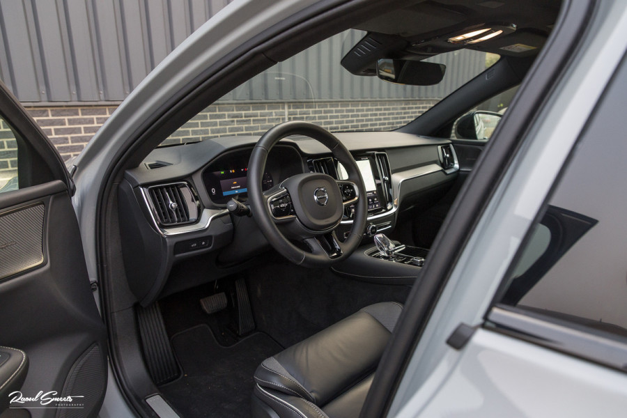 Volvo V60 2.0 T8 Plug-in hybrid AWD Plus Dark | Panoramadak | Adaptieve cruise | Harman Kardon | Memory | Blis |