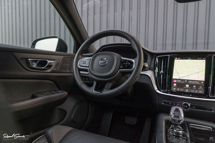 Volvo V60 2.0 T8 Plug-in hybrid AWD Plus Dark | Panoramadak | Adaptieve cruise | Harman Kardon | Memory | Blis |