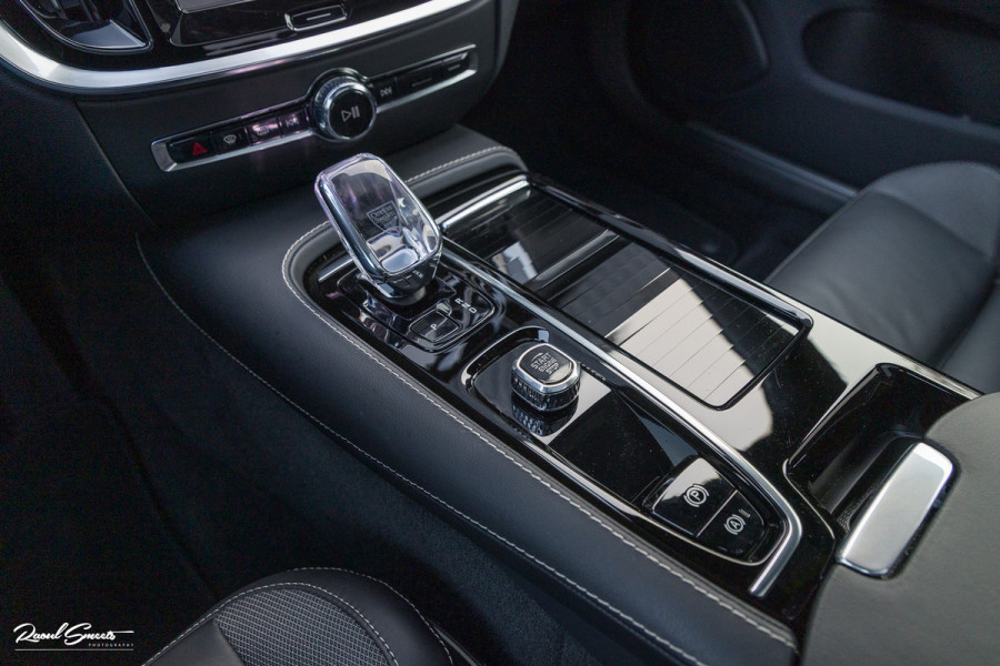 Volvo V60 2.0 T8 Plug-in hybrid AWD Plus Dark | Panoramadak | Adaptieve cruise | Harman Kardon | Memory | Blis |
