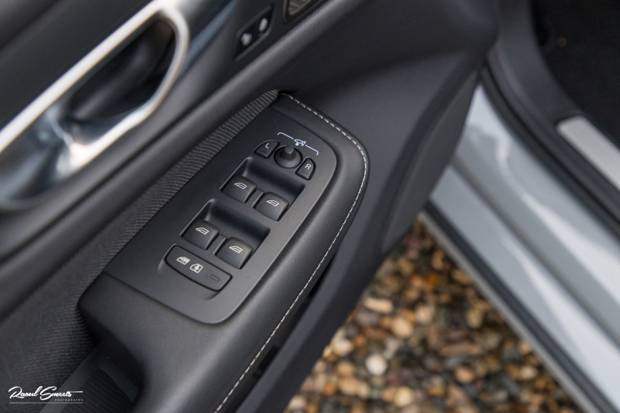 Volvo V60 2.0 T8 Plug-in hybrid AWD Plus Dark | Panoramadak | Adaptieve cruise | Harman Kardon | Memory | Blis |