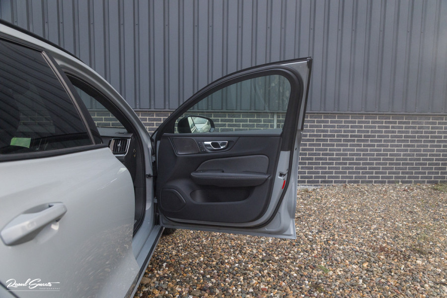 Volvo V60 2.0 T8 Plug-in hybrid AWD Plus Dark | Panoramadak | Adaptieve cruise | Harman Kardon | Memory | Blis |