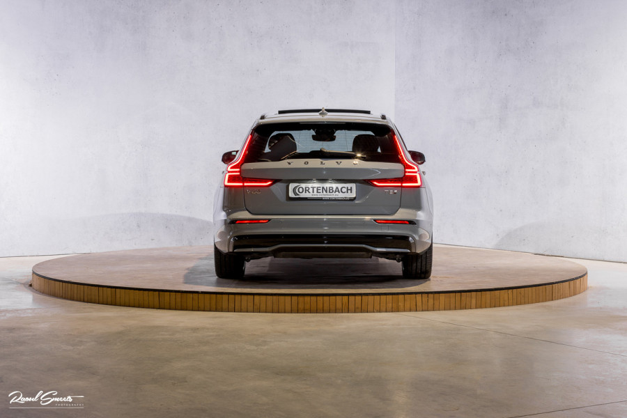 Volvo V60 2.0 T8 Plug-in hybrid AWD Plus Dark | Panoramadak | Adaptieve cruise | Harman Kardon | Memory | Blis |