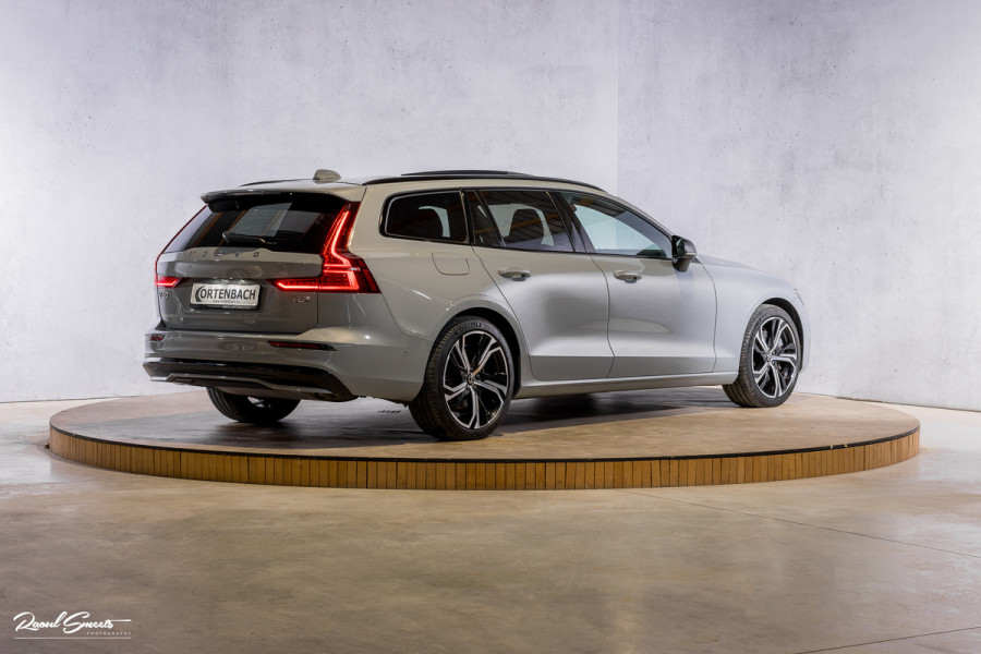 Volvo V60 2.0 T8 Plug-in hybrid AWD Plus Dark | Panoramadak | Adaptieve cruise | Harman Kardon | Memory | Blis |