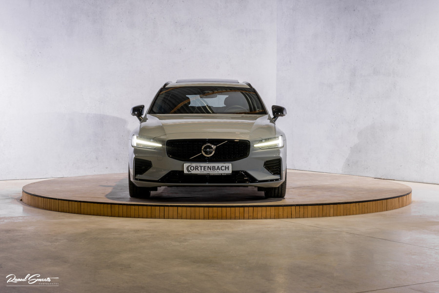 Volvo V60 2.0 T8 Plug-in hybrid AWD Plus Dark | Panoramadak | Adaptieve cruise | Harman Kardon | Memory | Blis |