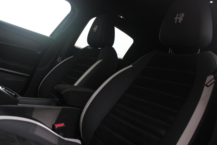 Alfa Romeo junior ELETTRICA SPORT SPECIALE 156PK 54 kWh | PANORAMA SCHUIF/KANTEL DAK | TECHNO PACK: (LED MATRIX KOPLAMPEN, DRAADLOZE TELEFOONLADER, DODEHOEK DETECTIE, PARKEERSENSOREN VOOR ACHTER EN ZIJKANT, NAVIGATIE, ELEKTRISCH BEDIENBARE ACHTERKLEP, KEYLESS ENTRY, ADAPTIVE CRUISE CONTROL, ACHTERUITRIJ CAMERA) | SPORT SPECIALE BEKLEDING MET ALCANTARA | WAMRTEPOMP! | VERWARMBARE VOORSTOELEN | VERWARMBARE VOORRUIT | NAVIGLI BLUE MET ZWART DAK | 18" LICHTMETALEN VELGEN "FOGRI" | GRILL "LEGGENDA" | 100 KW DC SNELLADER | 3-FASE | ELEKTRISCH VERSTELBARE BESTUURDERSSTOEL MET MASSAGE FNCTIE |