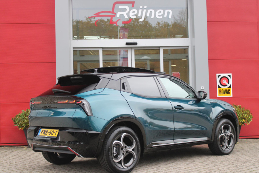 Alfa Romeo junior ELETTRICA SPORT SPECIALE 156PK 54 kWh | PANORAMA SCHUIF/KANTEL DAK | TECHNO PACK: (LED MATRIX KOPLAMPEN, DRAADLOZE TELEFOONLADER, DODEHOEK DETECTIE, PARKEERSENSOREN VOOR ACHTER EN ZIJKANT, NAVIGATIE, ELEKTRISCH BEDIENBARE ACHTERKLEP, KEYLESS ENTRY, ADAPTIVE CRUISE CONTROL, ACHTERUITRIJ CAMERA) | SPORT SPECIALE BEKLEDING MET ALCANTARA | WAMRTEPOMP! | VERWARMBARE VOORSTOELEN | VERWARMBARE VOORRUIT | NAVIGLI BLUE MET ZWART DAK | 18" LICHTMETALEN VELGEN "FOGRI" | GRILL "LEGGENDA" | 100 KW DC SNELLADER | 3-FASE | ELEKTRISCH VERSTELBARE BESTUURDERSSTOEL MET MASSAGE FNCTIE |