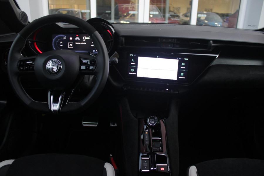 Alfa Romeo junior ELETTRICA SPORT SPECIALE 156PK 54 kWh | PANORAMA SCHUIF/KANTEL DAK | TECHNO PACK: (LED MATRIX KOPLAMPEN, DRAADLOZE TELEFOONLADER, DODEHOEK DETECTIE, PARKEERSENSOREN VOOR ACHTER EN ZIJKANT, NAVIGATIE, ELEKTRISCH BEDIENBARE ACHTERKLEP, KEYLESS ENTRY, ADAPTIVE CRUISE CONTROL, ACHTERUITRIJ CAMERA) | SPORT SPECIALE BEKLEDING MET ALCANTARA | WAMRTEPOMP! | VERWARMBARE VOORSTOELEN | VERWARMBARE VOORRUIT | NAVIGLI BLUE MET ZWART DAK | 18" LICHTMETALEN VELGEN "FOGRI" | GRILL "LEGGENDA" | 100 KW DC SNELLADER | 3-FASE | ELEKTRISCH VERSTELBARE BESTUURDERSSTOEL MET MASSAGE FNCTIE |