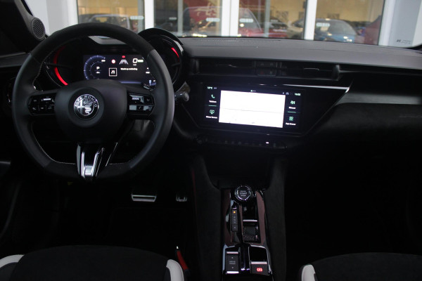 Alfa Romeo junior ELETTRICA SPORT SPECIALE 156PK 54 kWh | PANORAMA SCHUIF/KANTEL DAK | TECHNO PACK: (LED MATRIX KOPLAMPEN, DRAADLOZE TELEFOONLADER, DODEHOEK DETECTIE, PARKEERSENSOREN VOOR ACHTER EN ZIJKANT, NAVIGATIE, ELEKTRISCH BEDIENBARE ACHTERKLEP, KEYLESS ENTRY, ADAPTIVE CRUISE CONTROL, ACHTERUITRIJ CAMERA) | SPORT SPECIALE BEKLEDING MET ALCANTARA | WAMRTEPOMP! | VERWARMBARE VOORSTOELEN | VERWARMBARE VOORRUIT | NAVIGLI BLUE MET ZWART DAK | 18" LICHTMETALEN VELGEN "FOGRI" | GRILL "LEGGENDA" | 100 KW DC SNELLADER | 3-FASE | ELEKTRISCH VERSTELBARE BESTUURDERSSTOEL MET MASSAGE FNCTIE |