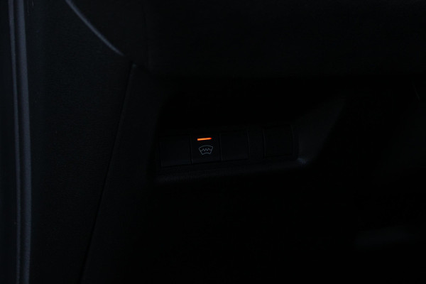 Alfa Romeo junior ELETTRICA SPORT SPECIALE 156PK 54 kWh | PANORAMA SCHUIF/KANTEL DAK | TECHNO PACK: (LED MATRIX KOPLAMPEN, DRAADLOZE TELEFOONLADER, DODEHOEK DETECTIE, PARKEERSENSOREN VOOR ACHTER EN ZIJKANT, NAVIGATIE, ELEKTRISCH BEDIENBARE ACHTERKLEP, KEYLESS ENTRY, ADAPTIVE CRUISE CONTROL, ACHTERUITRIJ CAMERA) | SPORT SPECIALE BEKLEDING MET ALCANTARA | WAMRTEPOMP! | VERWARMBARE VOORSTOELEN | VERWARMBARE VOORRUIT | NAVIGLI BLUE MET ZWART DAK | 18" LICHTMETALEN VELGEN "FOGRI" | GRILL "LEGGENDA" | 100 KW DC SNELLADER | 3-FASE | ELEKTRISCH VERSTELBARE BESTUURDERSSTOEL MET MASSAGE FNCTIE |