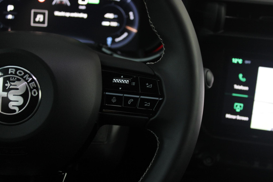 Alfa Romeo junior ELETTRICA SPORT SPECIALE 156PK 54 kWh | PANORAMA SCHUIF/KANTEL DAK | TECHNO PACK: (LED MATRIX KOPLAMPEN, DRAADLOZE TELEFOONLADER, DODEHOEK DETECTIE, PARKEERSENSOREN VOOR ACHTER EN ZIJKANT, NAVIGATIE, ELEKTRISCH BEDIENBARE ACHTERKLEP, KEYLESS ENTRY, ADAPTIVE CRUISE CONTROL, ACHTERUITRIJ CAMERA) | SPORT SPECIALE BEKLEDING MET ALCANTARA | WAMRTEPOMP! | VERWARMBARE VOORSTOELEN | VERWARMBARE VOORRUIT | NAVIGLI BLUE MET ZWART DAK | 18" LICHTMETALEN VELGEN "FOGRI" | GRILL "LEGGENDA" | 100 KW DC SNELLADER | 3-FASE | ELEKTRISCH VERSTELBARE BESTUURDERSSTOEL MET MASSAGE FNCTIE |