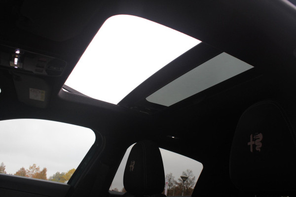 Alfa Romeo junior ELETTRICA SPORT SPECIALE 156PK 54 kWh | PANORAMA SCHUIF/KANTEL DAK | TECHNO PACK: (LED MATRIX KOPLAMPEN, DRAADLOZE TELEFOONLADER, DODEHOEK DETECTIE, PARKEERSENSOREN VOOR ACHTER EN ZIJKANT, NAVIGATIE, ELEKTRISCH BEDIENBARE ACHTERKLEP, KEYLESS ENTRY, ADAPTIVE CRUISE CONTROL, ACHTERUITRIJ CAMERA) | SPORT SPECIALE BEKLEDING MET ALCANTARA | WAMRTEPOMP! | VERWARMBARE VOORSTOELEN | VERWARMBARE VOORRUIT | NAVIGLI BLUE MET ZWART DAK | 18" LICHTMETALEN VELGEN "FOGRI" | GRILL "LEGGENDA" | 100 KW DC SNELLADER | 3-FASE | ELEKTRISCH VERSTELBARE BESTUURDERSSTOEL MET MASSAGE FNCTIE |