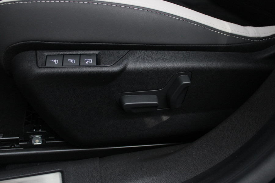 Alfa Romeo junior ELETTRICA SPORT SPECIALE 156PK 54 kWh | PANORAMA SCHUIF/KANTEL DAK | TECHNO PACK: (LED MATRIX KOPLAMPEN, DRAADLOZE TELEFOONLADER, DODEHOEK DETECTIE, PARKEERSENSOREN VOOR ACHTER EN ZIJKANT, NAVIGATIE, ELEKTRISCH BEDIENBARE ACHTERKLEP, KEYLESS ENTRY, ADAPTIVE CRUISE CONTROL, ACHTERUITRIJ CAMERA) | SPORT SPECIALE BEKLEDING MET ALCANTARA | WAMRTEPOMP! | VERWARMBARE VOORSTOELEN | VERWARMBARE VOORRUIT | NAVIGLI BLUE MET ZWART DAK | 18" LICHTMETALEN VELGEN "FOGRI" | GRILL "LEGGENDA" | 100 KW DC SNELLADER | 3-FASE | ELEKTRISCH VERSTELBARE BESTUURDERSSTOEL MET MASSAGE FNCTIE |