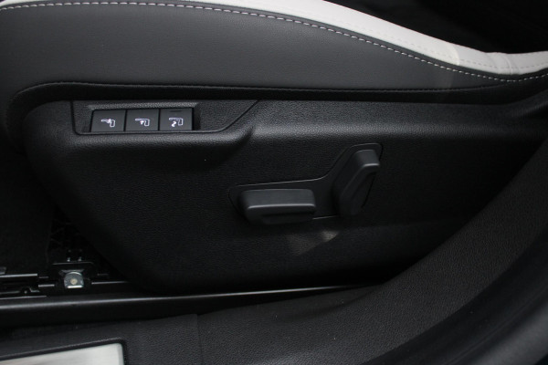 Alfa Romeo junior ELETTRICA SPORT SPECIALE 156PK 54 kWh | PANORAMA SCHUIF/KANTEL DAK | TECHNO PACK: (LED MATRIX KOPLAMPEN, DRAADLOZE TELEFOONLADER, DODEHOEK DETECTIE, PARKEERSENSOREN VOOR ACHTER EN ZIJKANT, NAVIGATIE, ELEKTRISCH BEDIENBARE ACHTERKLEP, KEYLESS ENTRY, ADAPTIVE CRUISE CONTROL, ACHTERUITRIJ CAMERA) | SPORT SPECIALE BEKLEDING MET ALCANTARA | WAMRTEPOMP! | VERWARMBARE VOORSTOELEN | VERWARMBARE VOORRUIT | NAVIGLI BLUE MET ZWART DAK | 18" LICHTMETALEN VELGEN "FOGRI" | GRILL "LEGGENDA" | 100 KW DC SNELLADER | 3-FASE | ELEKTRISCH VERSTELBARE BESTUURDERSSTOEL MET MASSAGE FNCTIE |