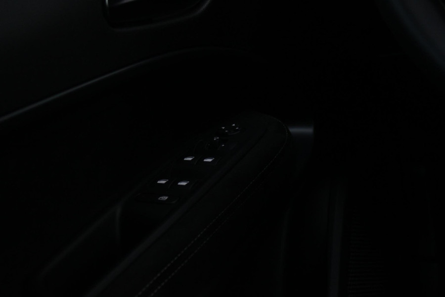 Alfa Romeo junior ELETTRICA SPORT SPECIALE 156PK 54 kWh | PANORAMA SCHUIF/KANTEL DAK | TECHNO PACK: (LED MATRIX KOPLAMPEN, DRAADLOZE TELEFOONLADER, DODEHOEK DETECTIE, PARKEERSENSOREN VOOR ACHTER EN ZIJKANT, NAVIGATIE, ELEKTRISCH BEDIENBARE ACHTERKLEP, KEYLESS ENTRY, ADAPTIVE CRUISE CONTROL, ACHTERUITRIJ CAMERA) | SPORT SPECIALE BEKLEDING MET ALCANTARA | WAMRTEPOMP! | VERWARMBARE VOORSTOELEN | VERWARMBARE VOORRUIT | NAVIGLI BLUE MET ZWART DAK | 18" LICHTMETALEN VELGEN "FOGRI" | GRILL "LEGGENDA" | 100 KW DC SNELLADER | 3-FASE | ELEKTRISCH VERSTELBARE BESTUURDERSSTOEL MET MASSAGE FNCTIE |