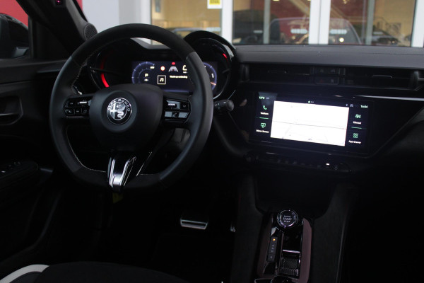 Alfa Romeo junior ELETTRICA SPORT SPECIALE 156PK 54 kWh | PANORAMA SCHUIF/KANTEL DAK | TECHNO PACK: (LED MATRIX KOPLAMPEN, DRAADLOZE TELEFOONLADER, DODEHOEK DETECTIE, PARKEERSENSOREN VOOR ACHTER EN ZIJKANT, NAVIGATIE, ELEKTRISCH BEDIENBARE ACHTERKLEP, KEYLESS ENTRY, ADAPTIVE CRUISE CONTROL, ACHTERUITRIJ CAMERA) | SPORT SPECIALE BEKLEDING MET ALCANTARA | WAMRTEPOMP! | VERWARMBARE VOORSTOELEN | VERWARMBARE VOORRUIT | NAVIGLI BLUE MET ZWART DAK | 18" LICHTMETALEN VELGEN "FOGRI" | GRILL "LEGGENDA" | 100 KW DC SNELLADER | 3-FASE | ELEKTRISCH VERSTELBARE BESTUURDERSSTOEL MET MASSAGE FNCTIE |