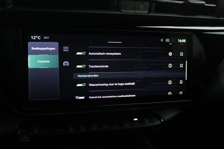 Alfa Romeo junior ELETTRICA SPORT SPECIALE 156PK 54 kWh | PANORAMA SCHUIF/KANTEL DAK | TECHNO PACK: (LED MATRIX KOPLAMPEN, DRAADLOZE TELEFOONLADER, DODEHOEK DETECTIE, PARKEERSENSOREN VOOR ACHTER EN ZIJKANT, NAVIGATIE, ELEKTRISCH BEDIENBARE ACHTERKLEP, KEYLESS ENTRY, ADAPTIVE CRUISE CONTROL, ACHTERUITRIJ CAMERA) | SPORT SPECIALE BEKLEDING MET ALCANTARA | WAMRTEPOMP! | VERWARMBARE VOORSTOELEN | VERWARMBARE VOORRUIT | NAVIGLI BLUE MET ZWART DAK | 18" LICHTMETALEN VELGEN "FOGRI" | GRILL "LEGGENDA" | 100 KW DC SNELLADER | 3-FASE | ELEKTRISCH VERSTELBARE BESTUURDERSSTOEL MET MASSAGE FNCTIE |