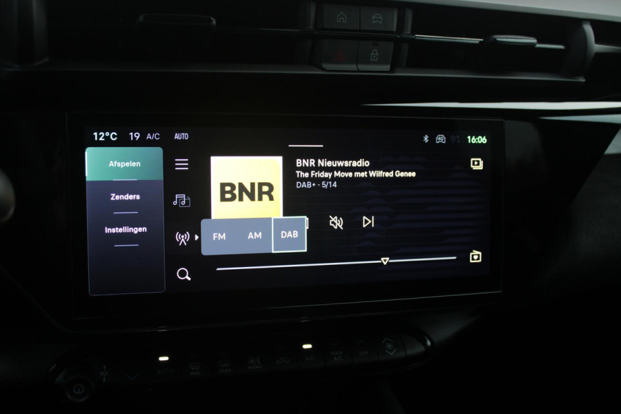 Alfa Romeo junior ELETTRICA SPORT SPECIALE 156PK 54 kWh | PANORAMA SCHUIF/KANTEL DAK | TECHNO PACK: (LED MATRIX KOPLAMPEN, DRAADLOZE TELEFOONLADER, DODEHOEK DETECTIE, PARKEERSENSOREN VOOR ACHTER EN ZIJKANT, NAVIGATIE, ELEKTRISCH BEDIENBARE ACHTERKLEP, KEYLESS ENTRY, ADAPTIVE CRUISE CONTROL, ACHTERUITRIJ CAMERA) | SPORT SPECIALE BEKLEDING MET ALCANTARA | WAMRTEPOMP! | VERWARMBARE VOORSTOELEN | VERWARMBARE VOORRUIT | NAVIGLI BLUE MET ZWART DAK | 18" LICHTMETALEN VELGEN "FOGRI" | GRILL "LEGGENDA" | 100 KW DC SNELLADER | 3-FASE | ELEKTRISCH VERSTELBARE BESTUURDERSSTOEL MET MASSAGE FNCTIE |