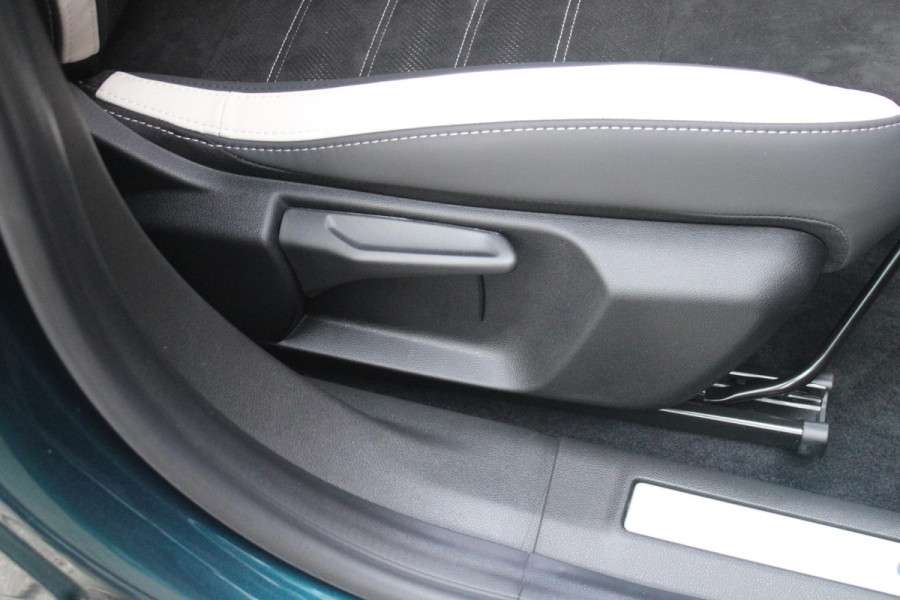 Alfa Romeo junior ELETTRICA SPORT SPECIALE 156PK 54 kWh | PANORAMA SCHUIF/KANTEL DAK | TECHNO PACK: (LED MATRIX KOPLAMPEN, DRAADLOZE TELEFOONLADER, DODEHOEK DETECTIE, PARKEERSENSOREN VOOR ACHTER EN ZIJKANT, NAVIGATIE, ELEKTRISCH BEDIENBARE ACHTERKLEP, KEYLESS ENTRY, ADAPTIVE CRUISE CONTROL, ACHTERUITRIJ CAMERA) | SPORT SPECIALE BEKLEDING MET ALCANTARA | WAMRTEPOMP! | VERWARMBARE VOORSTOELEN | VERWARMBARE VOORRUIT | NAVIGLI BLUE MET ZWART DAK | 18" LICHTMETALEN VELGEN "FOGRI" | GRILL "LEGGENDA" | 100 KW DC SNELLADER | 3-FASE | ELEKTRISCH VERSTELBARE BESTUURDERSSTOEL MET MASSAGE FNCTIE |
