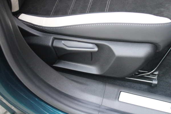 Alfa Romeo junior ELETTRICA SPORT SPECIALE 156PK 54 kWh | PANORAMA SCHUIF/KANTEL DAK | TECHNO PACK: (LED MATRIX KOPLAMPEN, DRAADLOZE TELEFOONLADER, DODEHOEK DETECTIE, PARKEERSENSOREN VOOR ACHTER EN ZIJKANT, NAVIGATIE, ELEKTRISCH BEDIENBARE ACHTERKLEP, KEYLESS ENTRY, ADAPTIVE CRUISE CONTROL, ACHTERUITRIJ CAMERA) | SPORT SPECIALE BEKLEDING MET ALCANTARA | WAMRTEPOMP! | VERWARMBARE VOORSTOELEN | VERWARMBARE VOORRUIT | NAVIGLI BLUE MET ZWART DAK | 18" LICHTMETALEN VELGEN "FOGRI" | GRILL "LEGGENDA" | 100 KW DC SNELLADER | 3-FASE | ELEKTRISCH VERSTELBARE BESTUURDERSSTOEL MET MASSAGE FNCTIE |