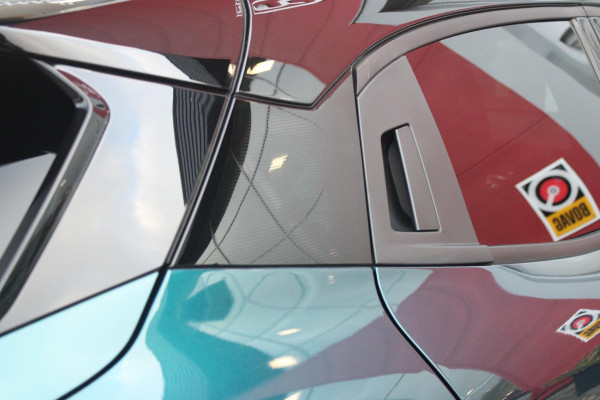 Alfa Romeo junior ELETTRICA SPORT SPECIALE 156PK 54 kWh | PANORAMA SCHUIF/KANTEL DAK | TECHNO PACK: (LED MATRIX KOPLAMPEN, DRAADLOZE TELEFOONLADER, DODEHOEK DETECTIE, PARKEERSENSOREN VOOR ACHTER EN ZIJKANT, NAVIGATIE, ELEKTRISCH BEDIENBARE ACHTERKLEP, KEYLESS ENTRY, ADAPTIVE CRUISE CONTROL, ACHTERUITRIJ CAMERA) | SPORT SPECIALE BEKLEDING MET ALCANTARA | WAMRTEPOMP! | VERWARMBARE VOORSTOELEN | VERWARMBARE VOORRUIT | NAVIGLI BLUE MET ZWART DAK | 18" LICHTMETALEN VELGEN "FOGRI" | GRILL "LEGGENDA" | 100 KW DC SNELLADER | 3-FASE | ELEKTRISCH VERSTELBARE BESTUURDERSSTOEL MET MASSAGE FNCTIE |