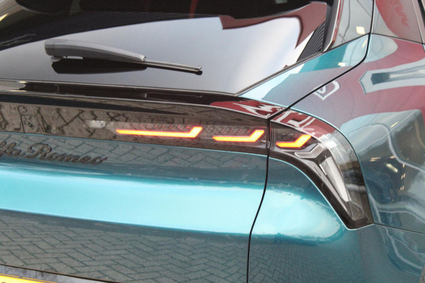 Alfa Romeo junior ELETTRICA SPORT SPECIALE 156PK 54 kWh | PANORAMA SCHUIF/KANTEL DAK | TECHNO PACK: (LED MATRIX KOPLAMPEN, DRAADLOZE TELEFOONLADER, DODEHOEK DETECTIE, PARKEERSENSOREN VOOR ACHTER EN ZIJKANT, NAVIGATIE, ELEKTRISCH BEDIENBARE ACHTERKLEP, KEYLESS ENTRY, ADAPTIVE CRUISE CONTROL, ACHTERUITRIJ CAMERA) | SPORT SPECIALE BEKLEDING MET ALCANTARA | WAMRTEPOMP! | VERWARMBARE VOORSTOELEN | VERWARMBARE VOORRUIT | NAVIGLI BLUE MET ZWART DAK | 18" LICHTMETALEN VELGEN "FOGRI" | GRILL "LEGGENDA" | 100 KW DC SNELLADER | 3-FASE | ELEKTRISCH VERSTELBARE BESTUURDERSSTOEL MET MASSAGE FNCTIE |