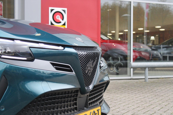 Alfa Romeo junior ELETTRICA SPORT SPECIALE 156PK 54 kWh | PANORAMA SCHUIF/KANTEL DAK | TECHNO PACK: (LED MATRIX KOPLAMPEN, DRAADLOZE TELEFOONLADER, DODEHOEK DETECTIE, PARKEERSENSOREN VOOR ACHTER EN ZIJKANT, NAVIGATIE, ELEKTRISCH BEDIENBARE ACHTERKLEP, KEYLESS ENTRY, ADAPTIVE CRUISE CONTROL, ACHTERUITRIJ CAMERA) | SPORT SPECIALE BEKLEDING MET ALCANTARA | WAMRTEPOMP! | VERWARMBARE VOORSTOELEN | VERWARMBARE VOORRUIT | NAVIGLI BLUE MET ZWART DAK | 18" LICHTMETALEN VELGEN "FOGRI" | GRILL "LEGGENDA" | 100 KW DC SNELLADER | 3-FASE | ELEKTRISCH VERSTELBARE BESTUURDERSSTOEL MET MASSAGE FNCTIE |