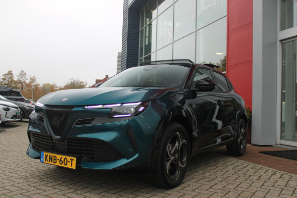 Alfa Romeo junior ELETTRICA SPORT SPECIALE 156PK 54 kWh | PANORAMA SCHUIF/KANTEL DAK | TECHNO PACK: (LED MATRIX KOPLAMPEN, DRAADLOZE TELEFOONLADER, DODEHOEK DETECTIE, PARKEERSENSOREN VOOR ACHTER EN ZIJKANT, NAVIGATIE, ELEKTRISCH BEDIENBARE ACHTERKLEP, KEYLESS ENTRY, ADAPTIVE CRUISE CONTROL, ACHTERUITRIJ CAMERA) | SPORT SPECIALE BEKLEDING MET ALCANTARA | WAMRTEPOMP! | VERWARMBARE VOORSTOELEN | VERWARMBARE VOORRUIT | NAVIGLI BLUE MET ZWART DAK | 18" LICHTMETALEN VELGEN "FOGRI" | GRILL "LEGGENDA" | 100 KW DC SNELLADER | 3-FASE | ELEKTRISCH VERSTELBARE BESTUURDERSSTOEL MET MASSAGE FNCTIE |